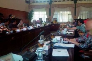 Sejumlah anggota DPRD Kuningan saat membahas raperda AIDS.